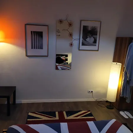 Habitación en casa particular ++ Hip, Chill Berghain With Breakfast ++