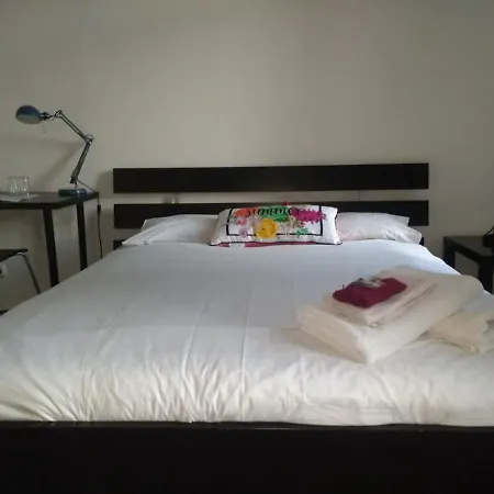 Habitación en casa particular ++ Hip, Chill Berghain With Breakfast ++